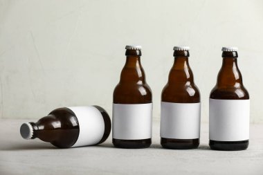 Beyaz arka planda bir sürü soğuk bira şişesi