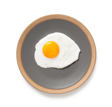 Beyaz arka planda lezzetli sahanda yumurta.