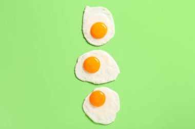 Yeşil arka planda leziz kızarmış yumurta.