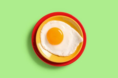 Yeşil arka planda lezzetli sahanda yumurta.