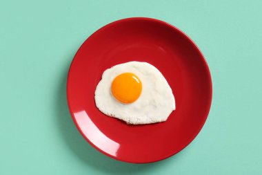 Turkuaz arka planda lezzetli sahanda yumurta.