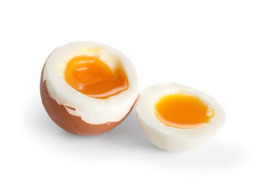 Beyaz arka plan üzerinde yumuşak haşlanmış yumurta