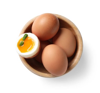 Yumuşak kaynamış yumurtalı ahşap kase ve beyaz arka planda mikro yeşil