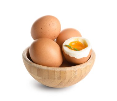 Yumuşak kaynamış yumurtalı ahşap kase ve beyaz arka planda mikro yeşil