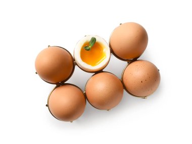 Yumuşak yumurta ve beyaz zemin üzerinde mikro yeşil tutucu