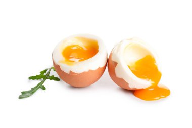 Beyaz arka planda rafadan yumurta ve roka yaprağı.
