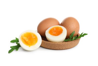 Beyaz arka planda rafadan yumurta ve roka yapraklı kase.