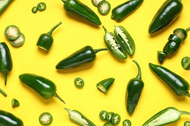 Sarı arka planda yeşil biber.