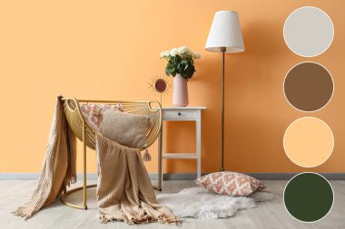 Oturma odası, koltuk, lamba ve vazoda beyaz güller. Farklı renk desenleri