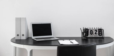 Ofisinde modern dizüstü bilgisayarı olan rahat bir iş yeri.