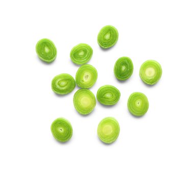 Beyaz arka planda taze pırasa dilimleri