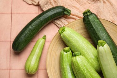 Bej kaplama üzerinde taze kabak tabağı