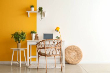 Dizüstü bilgisayarı ve yapay tesisleri olan modern işyeri