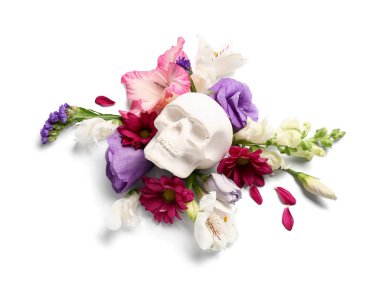 Beyaz arka planda insan kafatası ve güzel çiçekli kompozisyon