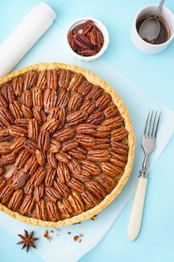 Mavi arka planda lezzetli cevizli turta