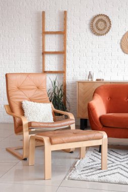 Oturma odasında rahat bir koltuk ve kanepe.