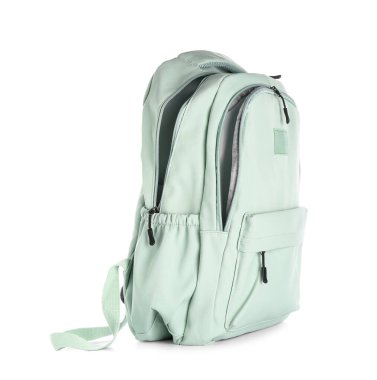 Beyaz arkaplanda şık okul çantası