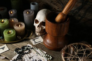 Cadıların sihirli özellikleri, koyu ahşap masada yanan mumlar, yakın çekim.