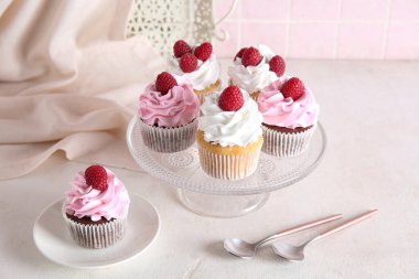 Lezzetli ahududulu kekleri masaya koy.