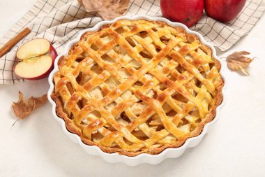 Beyaz arka planda lezzetli elmalı turta pişirme.