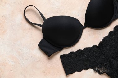 Renkli arka planda siyah kadın iç çamaşırı, yakın plan