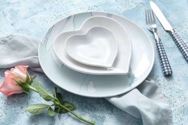 Mavi grunge arka planda Sevgililer Günü için gül ile güzel masa ayarları