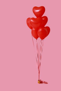 Pembe arka planda Sevgililer Günü için kalp şeklinde balonlar.