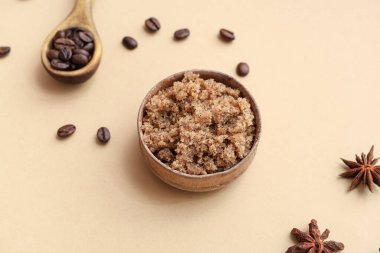 Renkli arka planda doğal vücut ovma ve baharatlar kasesi