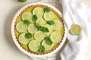 Beyaz arkaplanda nane aromalı lezzetli limonlu turta.