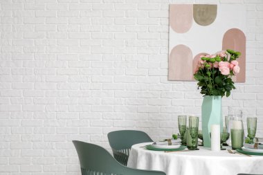 Düğün için yemek odasındaki beyaz tuğla duvarın yanında servis edildi.