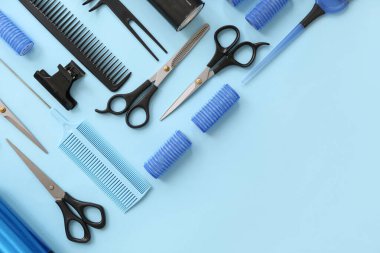 Mavi arka planda farklı kuaför aksesuarları