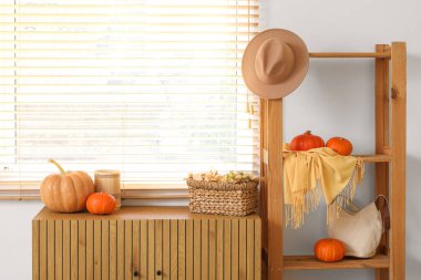 Çekmeceler, raflar ve sonbahar yapraklarıyla dolu sepetli balkabakları koridorun iç tarafında.