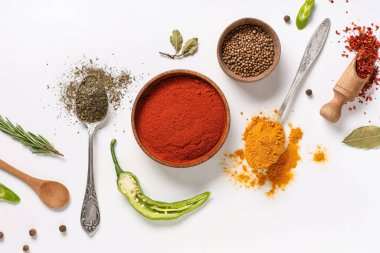 Hafif arkaplanda çeşitli baharatlara sahip kompozisyon