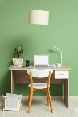 Merkez ofisteki boş ekranlı modern dizüstü bilgisayar.