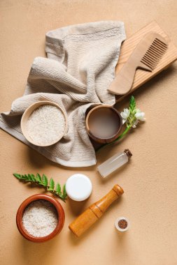 Renkli arkaplanda pirinç suyu, tahıl ve banyo malzemesi bileşimi