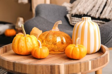 Masada vazo olan balkabakları, yakın plan.