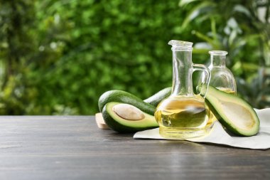 Dışarıdaki ahşap masada taze avokado yağı ve sürahi.