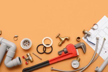 Turuncu arka planda tesisatçı eşyaları ve ev planı var.