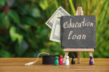 Yazı tahtası, yazı tahtasından kredi, para, mezuniyet şapkası ve açık masa rakamları.