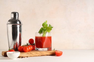 Kerevizli, biberli, domatesli ve hafif arkaplanlı Bloody Mary.