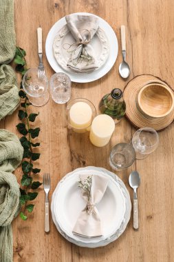 Güzel çiçekleri, okaliptüs dalları ve restoranda mumları olan şık bir masa.