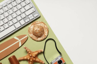 Renkli plaj dekorlu bilgisayar klavyesi