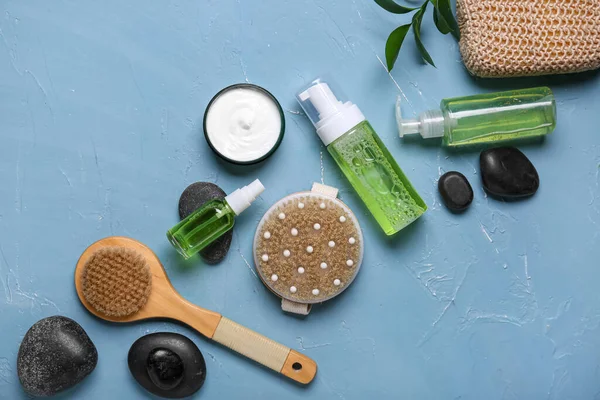 Farklı spa malzemeleri ve mavi arka planda yaprakları olan güzel bir kompozisyon.