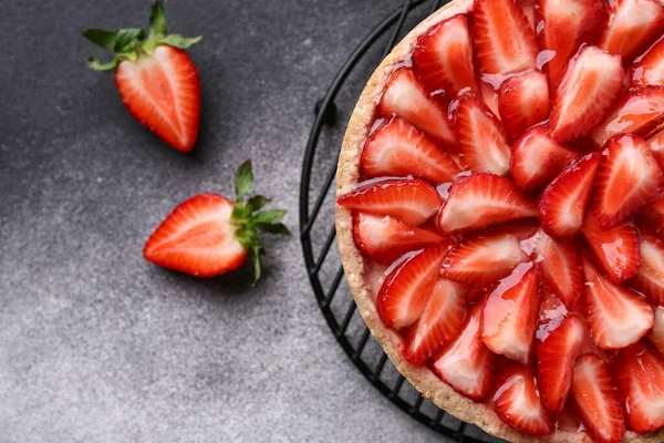 Tatlı çilekli tartın yanında dur Grunge arka planda, yakın plan