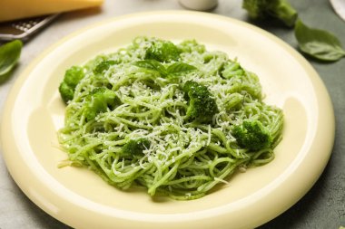 Brokoli, peynir ve fesleğen yapraklı lezzetli spagetti makarnası.