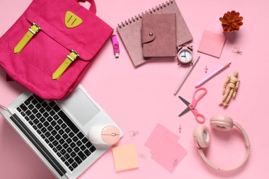 Pembe arka planda modern laptop ve okul malzemelerinden yapılmış çerçeve