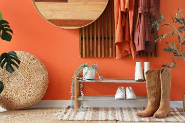 Ayakkabı standı ve bitkileri olan şık bir koridor.