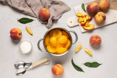 Lezzetli şeftali konservesi, taze meyve ve şekerli kompozisyon grunge arkaplanda
