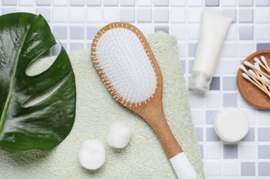 Saç fırçası, havlu, kavanoz ve kozmetik ürünleri içeren kompozisyon gri fayans arka planda, yakın plan