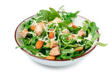 Beyaz arka planda izole edilmiş lezzetli roka salatası, yakın plan.